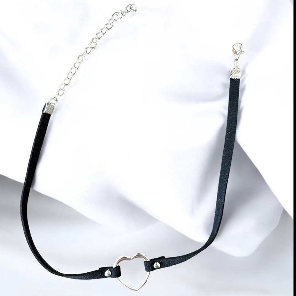 Y2K Black Choker Necklace Silver Tone Heart Pendant Goth Grunge Adjustable 12” - Picture 3 of 3